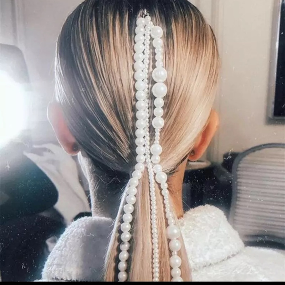 Hair decoration with pearls